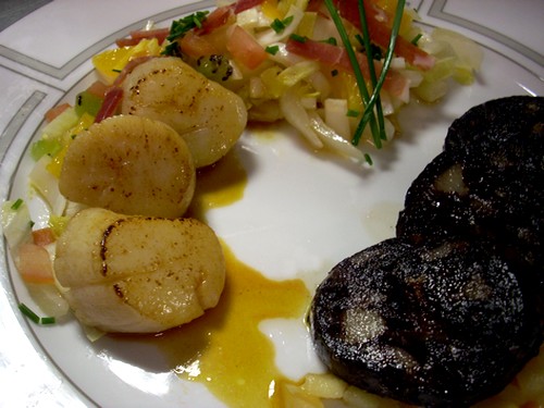 Salade d'endives, St Jacques sautées, Boudin noir