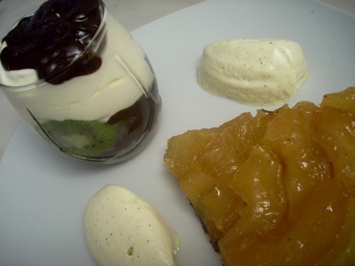Assiette de desserts, verrine de kiwis, glaces, tarte tatin
