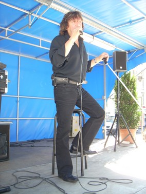 Alain Chanone, toujours chanteur