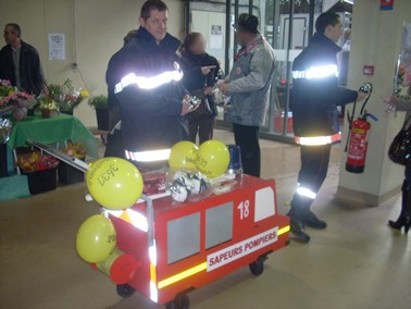 Pompiers d'Aurillac au marché pour le Téléthon 2008